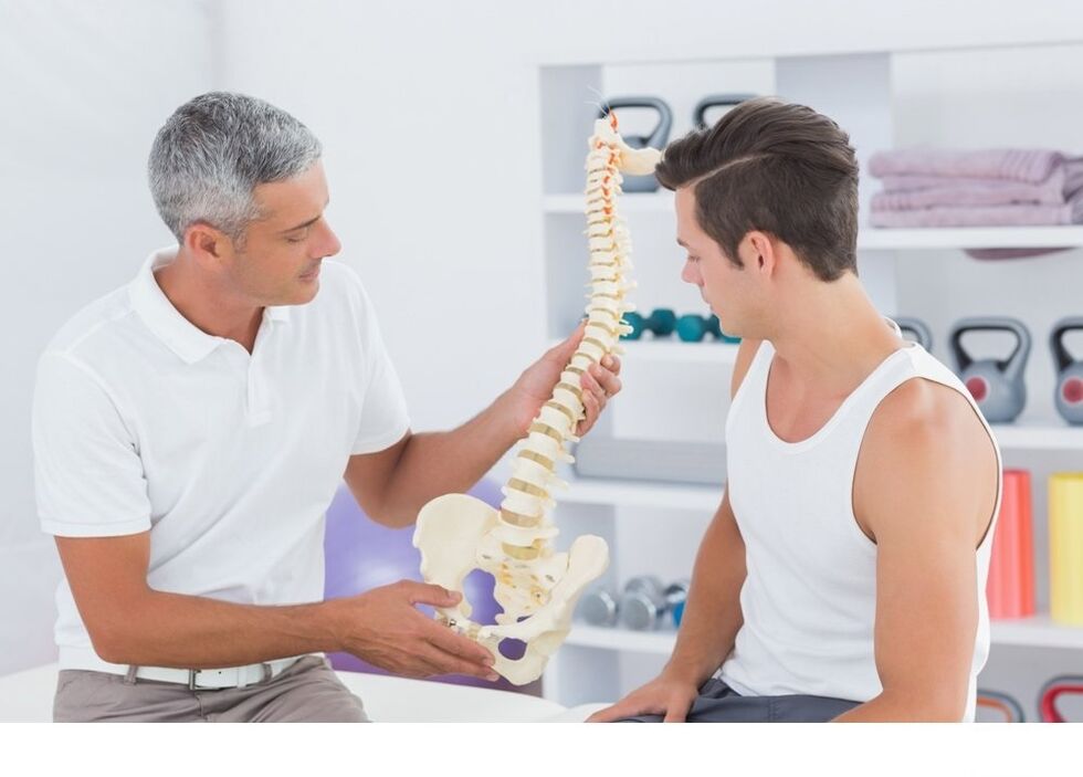 Medicul arată pacientului artroza coloanei vertebrale